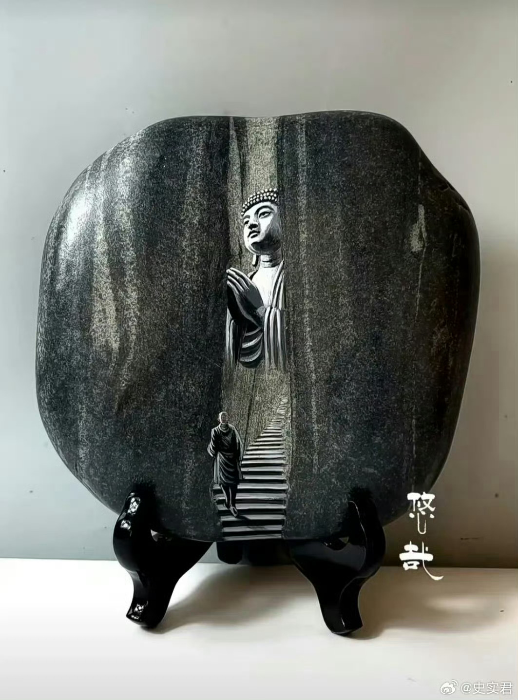 一块普通的石头，画出一幅精美的作品。真是人靠衣装马靠鞍！