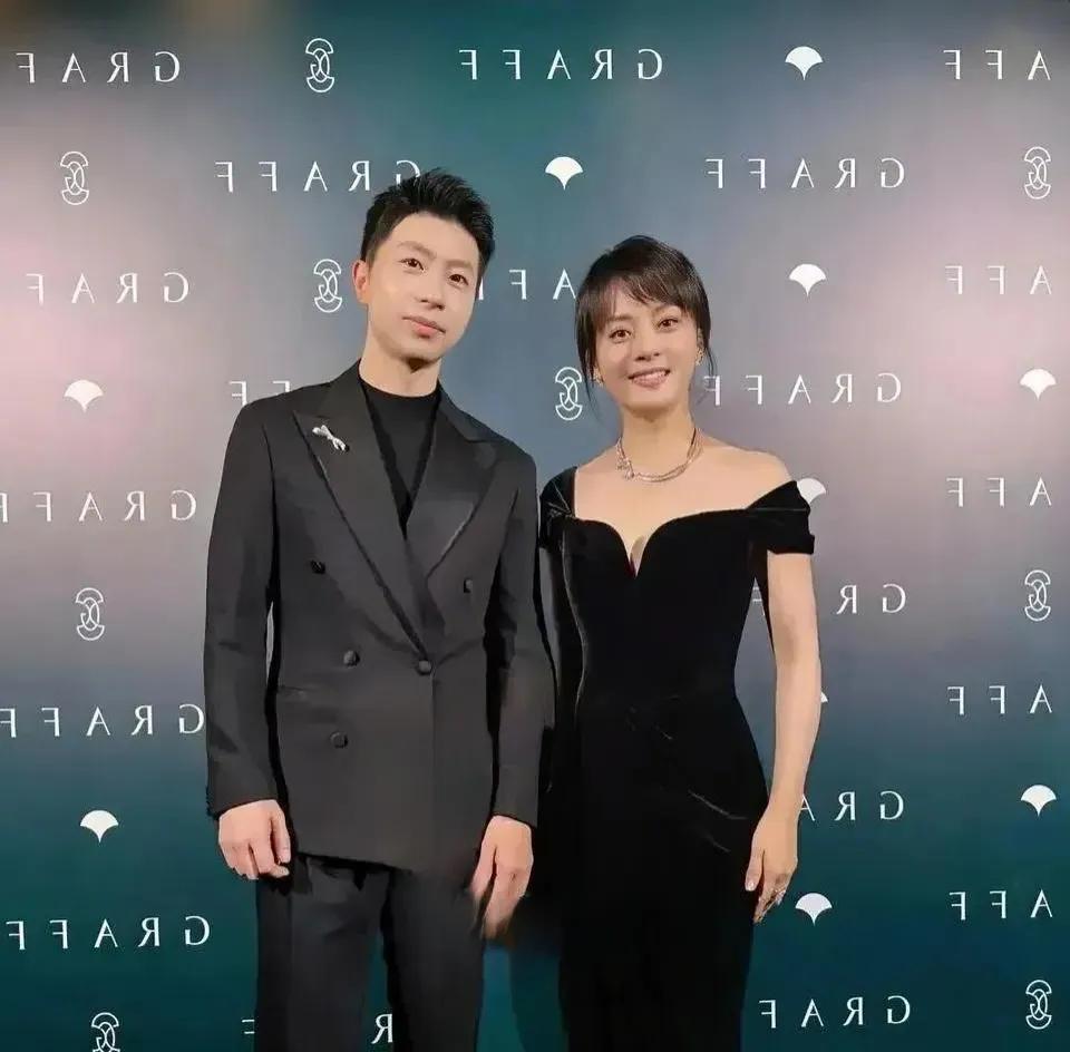 孙俪跟任何男明星无论是演戏还是做宣传，都没有配对感。即使在戏里都还保持着一定的距