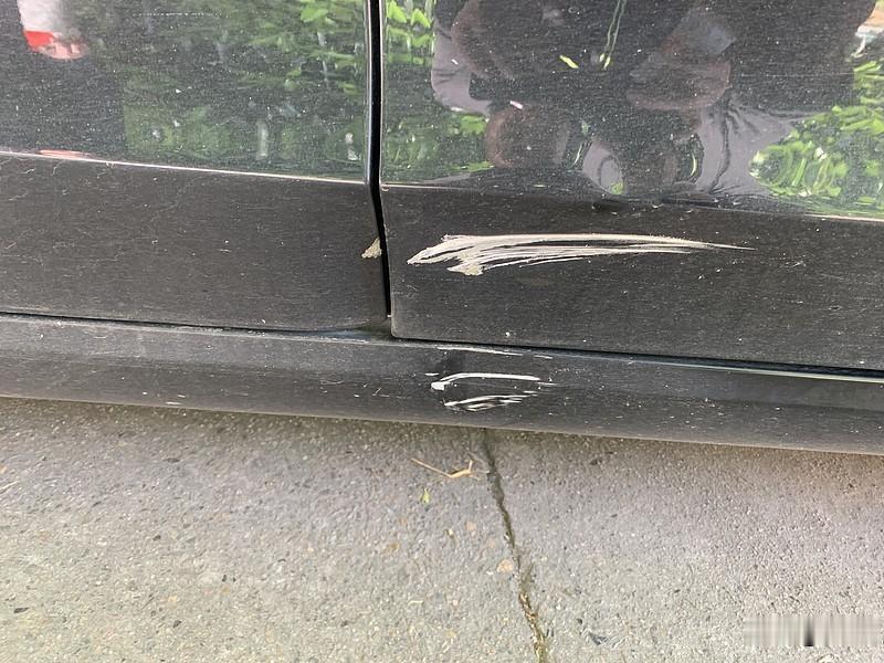 汽车被刮了几道印子该索要赔偿吗？
刚小区地下车库发生了一件不算大事的“大事”，