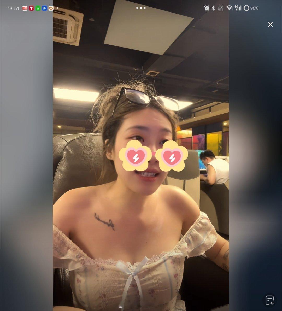 不懂就问，妹纸们穿这种衣服不怕『老肩巨滑』？万一走光呢🤣 ​​​