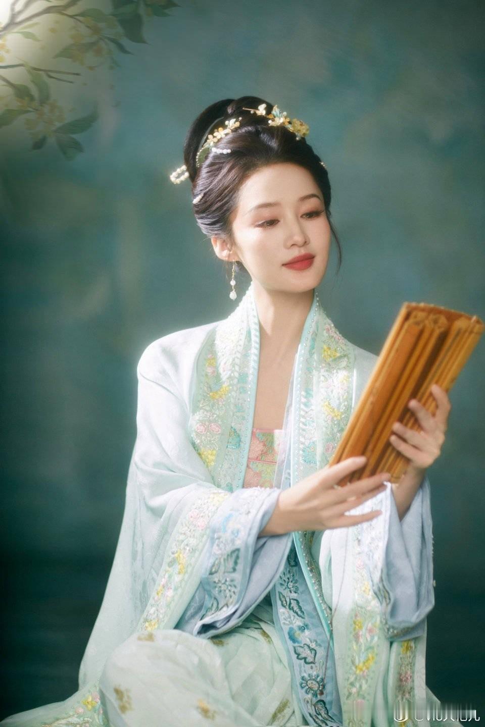 看春晚被秦岚开场古装美一大跳，姐姐什么时候再拍古装剧啊，真的想看！！！ ​秦岚 