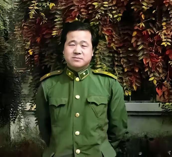 上世纪80年代中期，身穿85式军装的莫言，正在解放军艺术学院文学系就读。

莫言