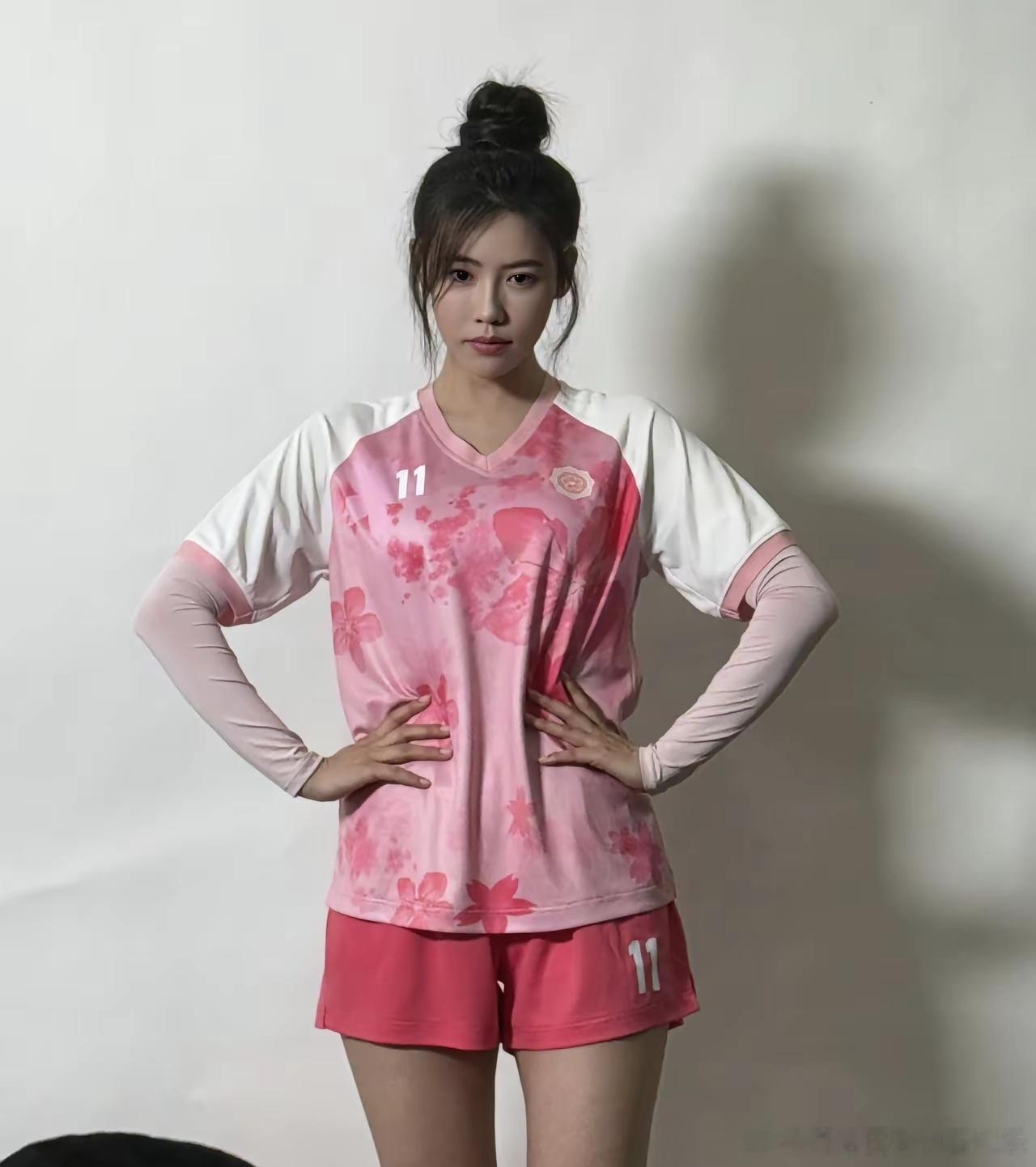 《功夫女足》颜值top10女角色第十名张小斐，饰演峨嵋队长。39岁，身高170c
