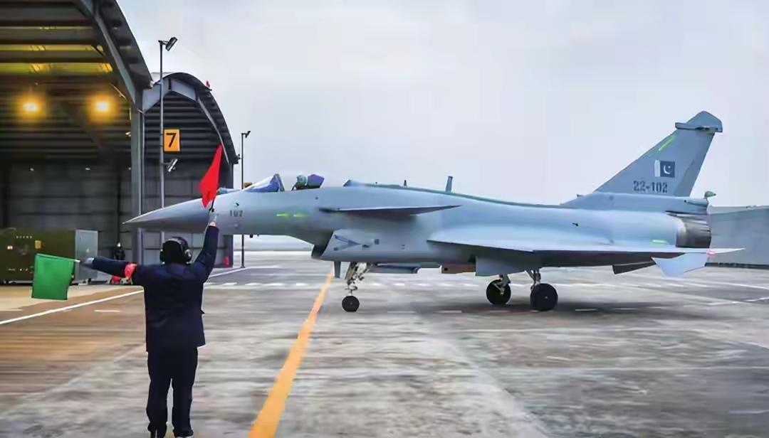 巴基斯坦与中国协商120亿美元国防大单，40架歼-35隐身战机，目标根本不是印度