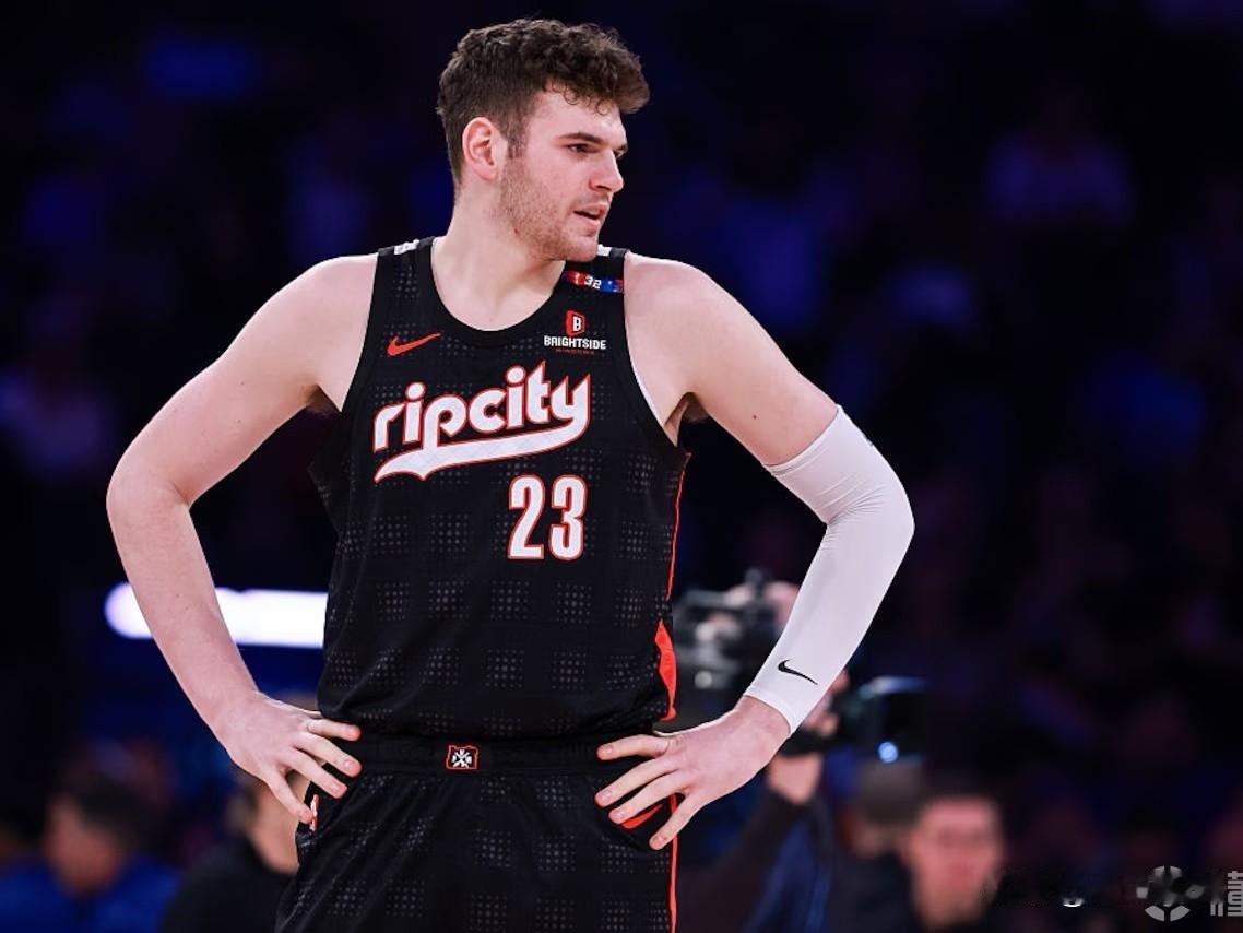 没有杨瀚森克林根这辈子都不可能这么“火”…现在每场开拓者的比赛打完之后媒体们都会