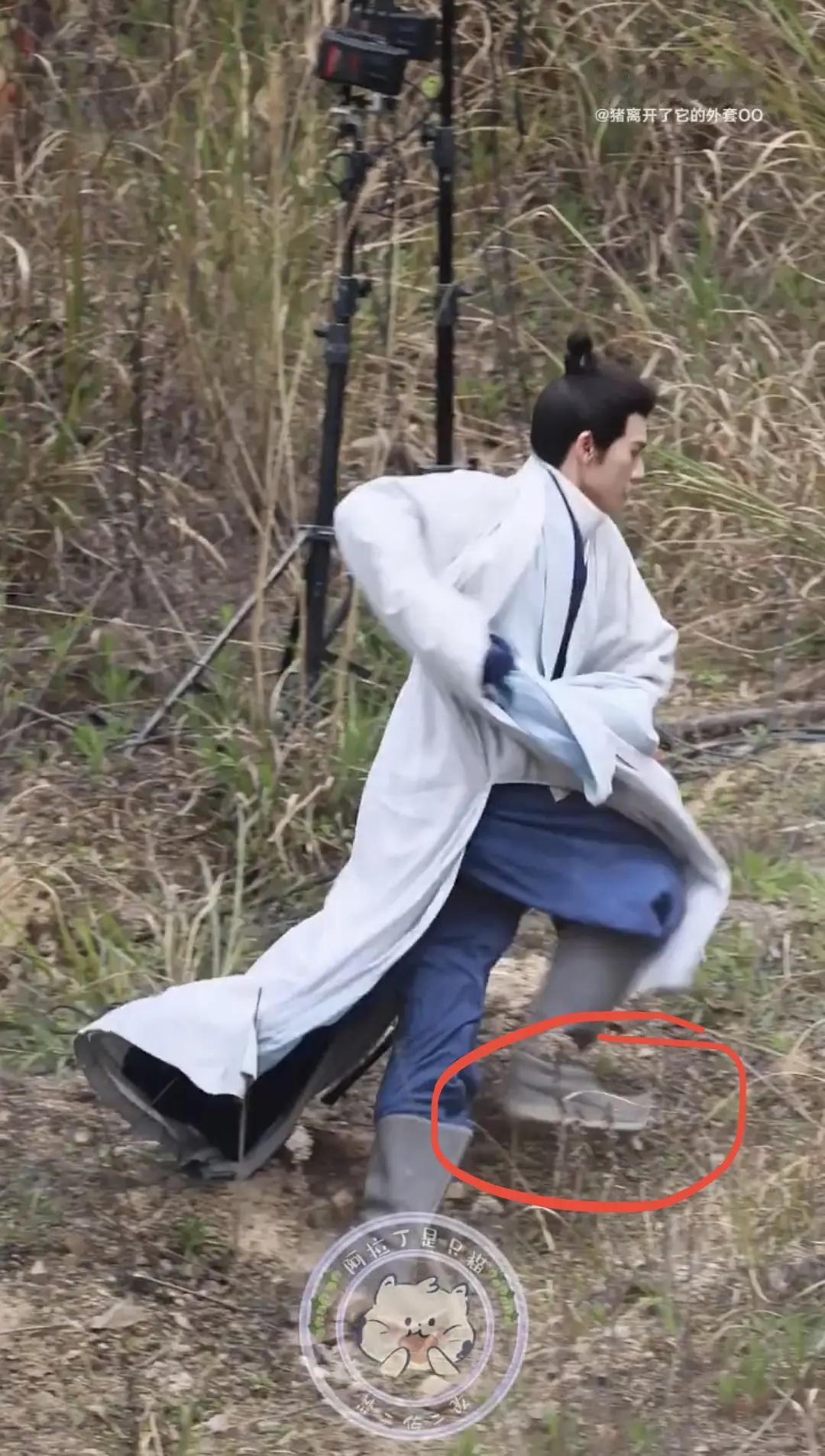 李昀锐拍古装摔倒，原来穿了增高鞋垫啊！

最近李昀锐也是被力捧的小生之一，不过他