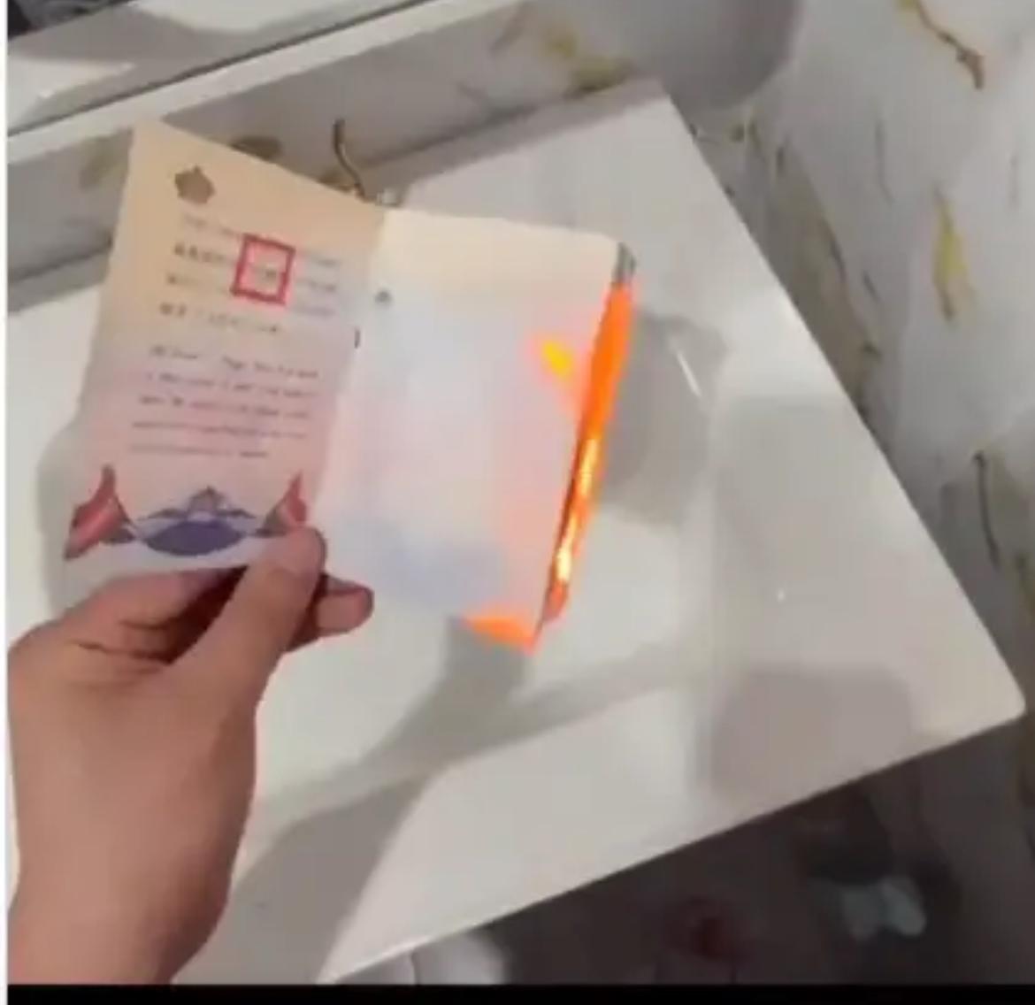 一名台湾同胞海外遇险遭当地警方拘留，慌忙掏出所谓“台湾护照”寻求庇护，却被对方明