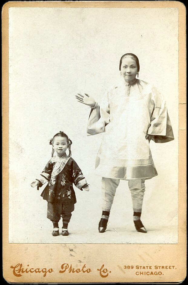 大约在1890年，美国芝加哥摄影公司拍摄的一名中国移民缠足妇女和女儿的照片。 ​
