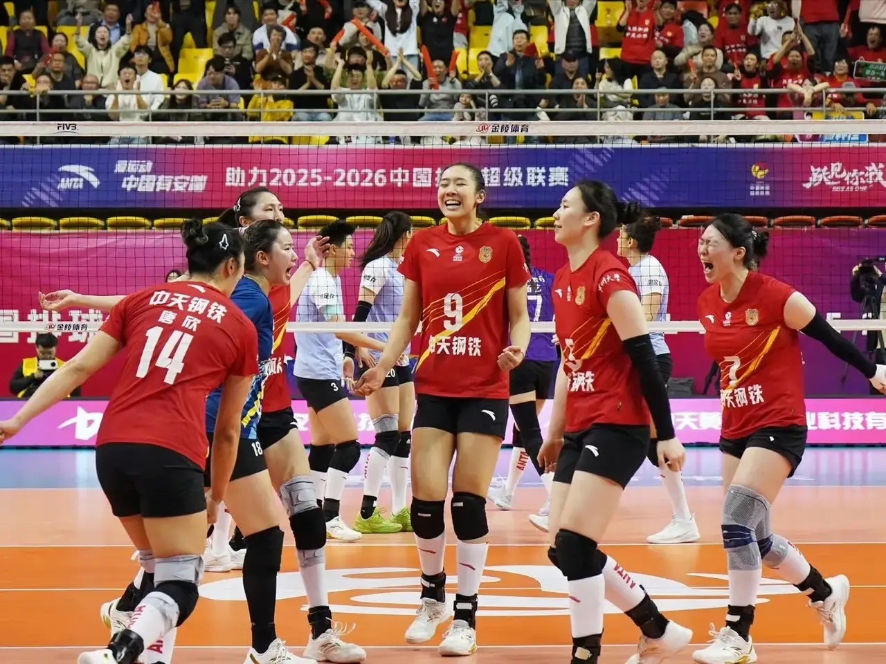 江苏女排横扫上海女排，首回合告捷！2026年3月28日，排超女排联赛冠亚军决赛首