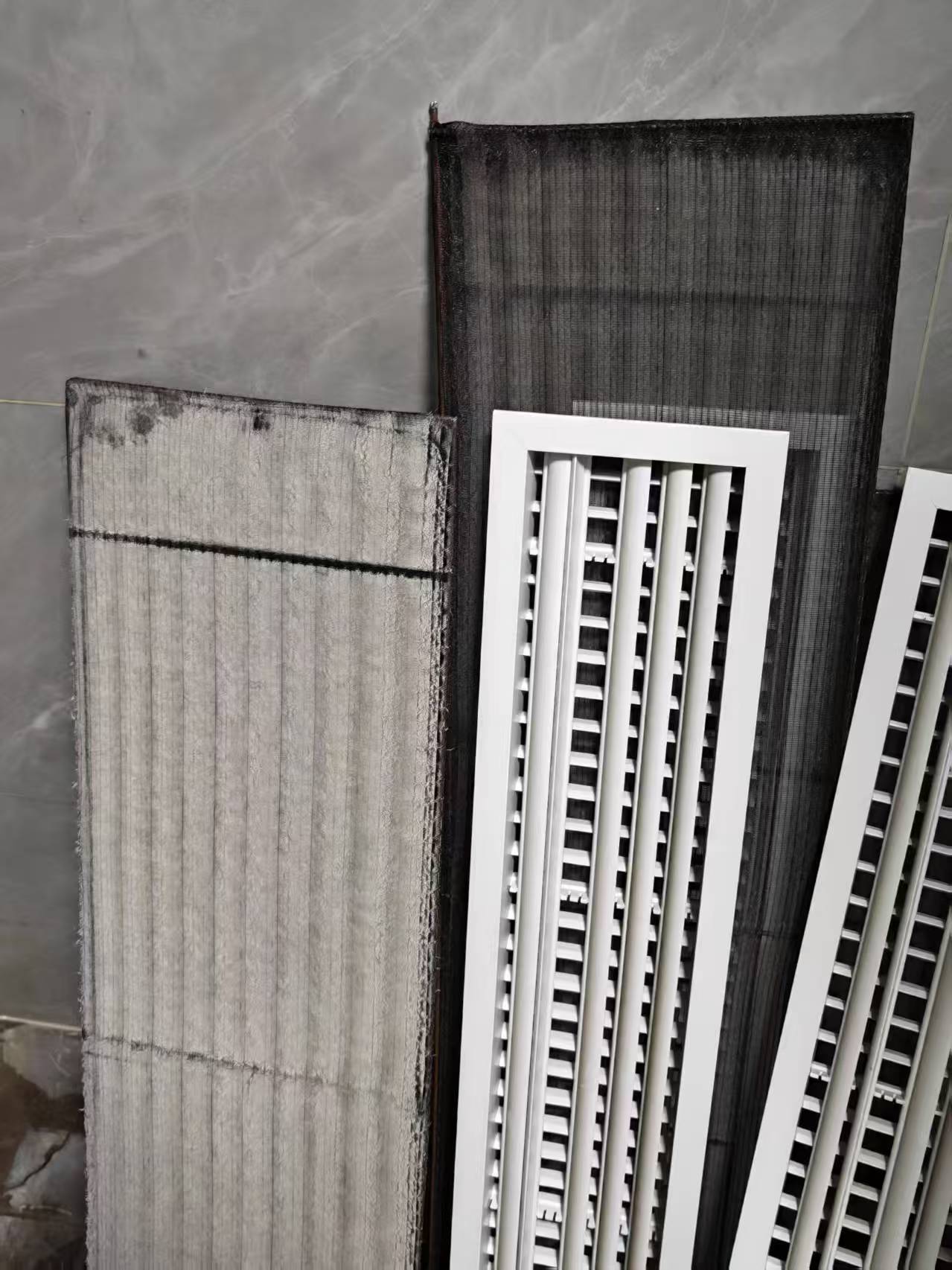 左边是经常开空调房间的滤网，右边是不经常开空调房间的滤网。有了猫毛的加持真的很显