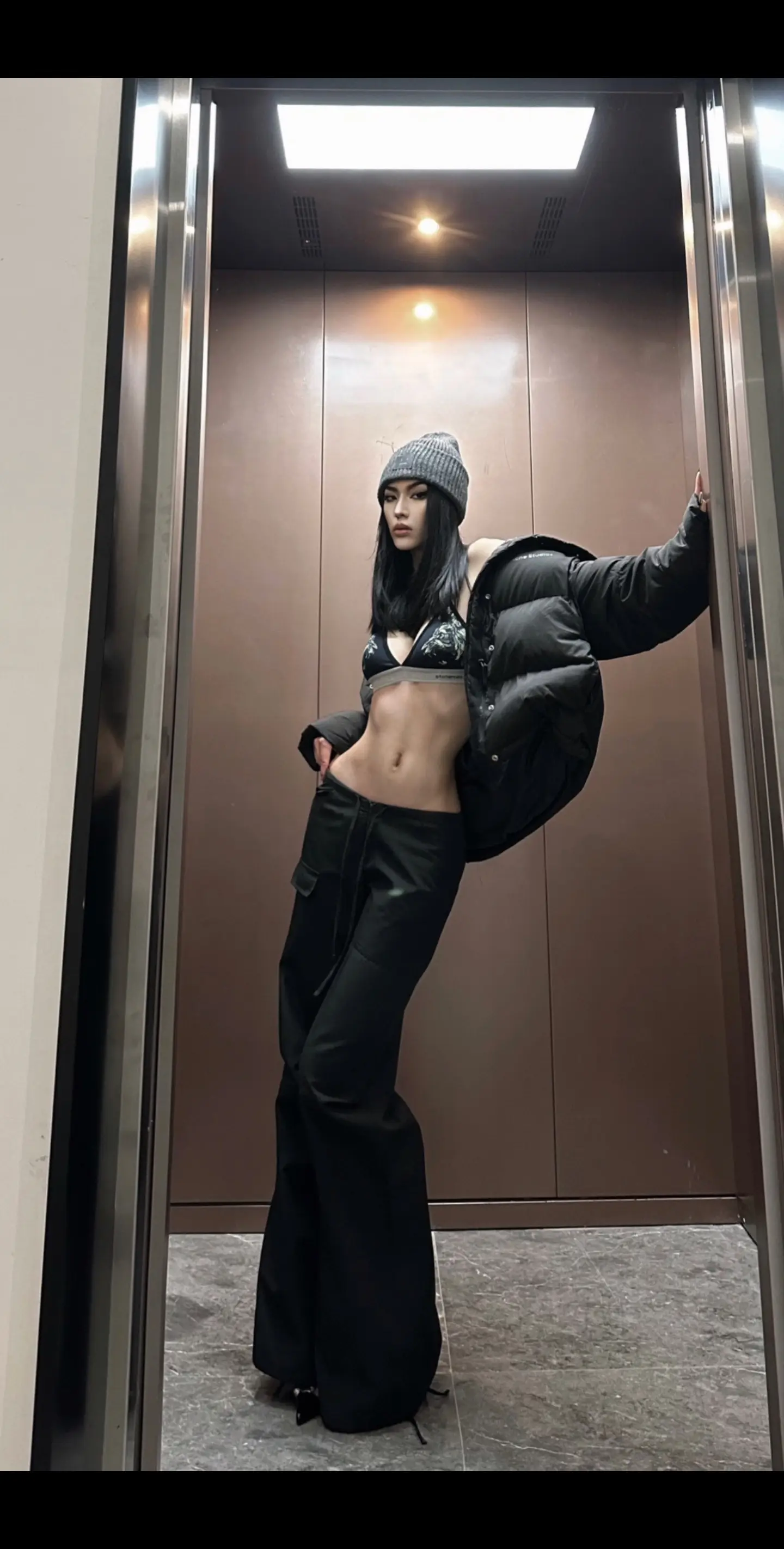 美女别看我了 小心我亲你。 