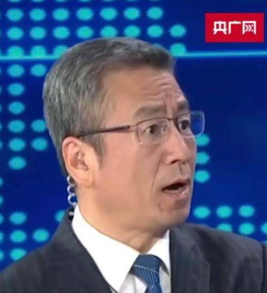王朔曾犀利评价白岩松： “自以为是的真诚，却是骨子里的做作。永远紧锁眉头扮演社会