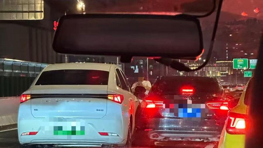这阵子上海黄梅天持续大雨，内环、南北、沪闵、逸仙各大高架事故接连不断，近期多起典