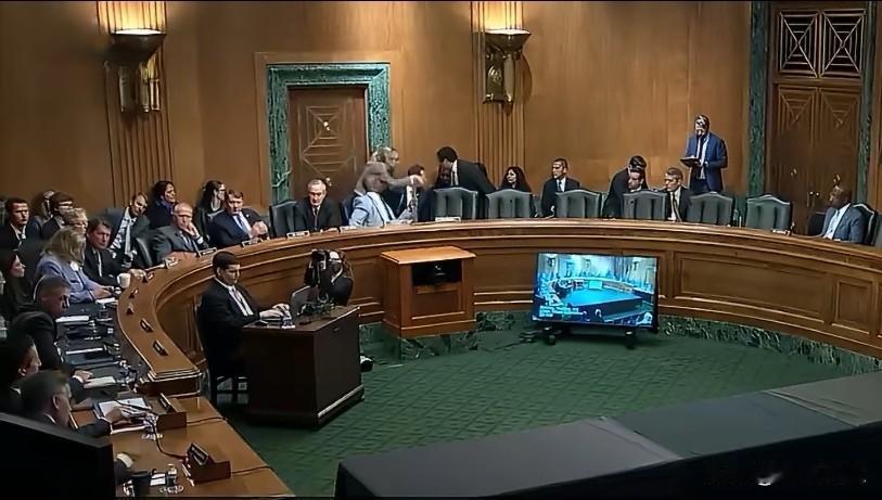 美国参议院银行委员会以13比11的党派投票，通过了特朗普提名的美联储主席凯文·沃