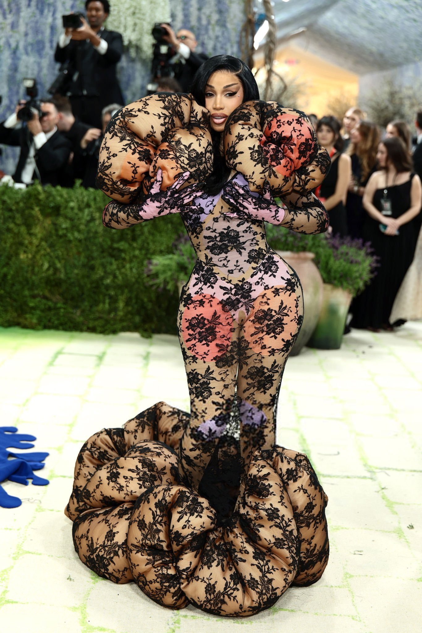 卡迪碧Cardi B MetGala红毯超吸睛造型 
