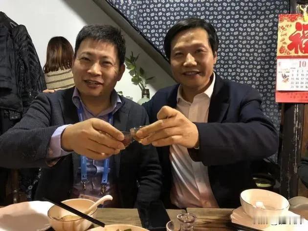 科技界两位大佬，同时是互联网大V。
他们视频和微博内容风格区别:
余承东视频:技