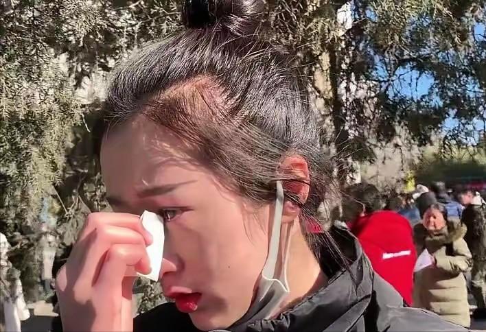 女生在社交软件上刷到一名外籍男网友，对方谈吐风趣还会说几句中文，两人线上聊了短短