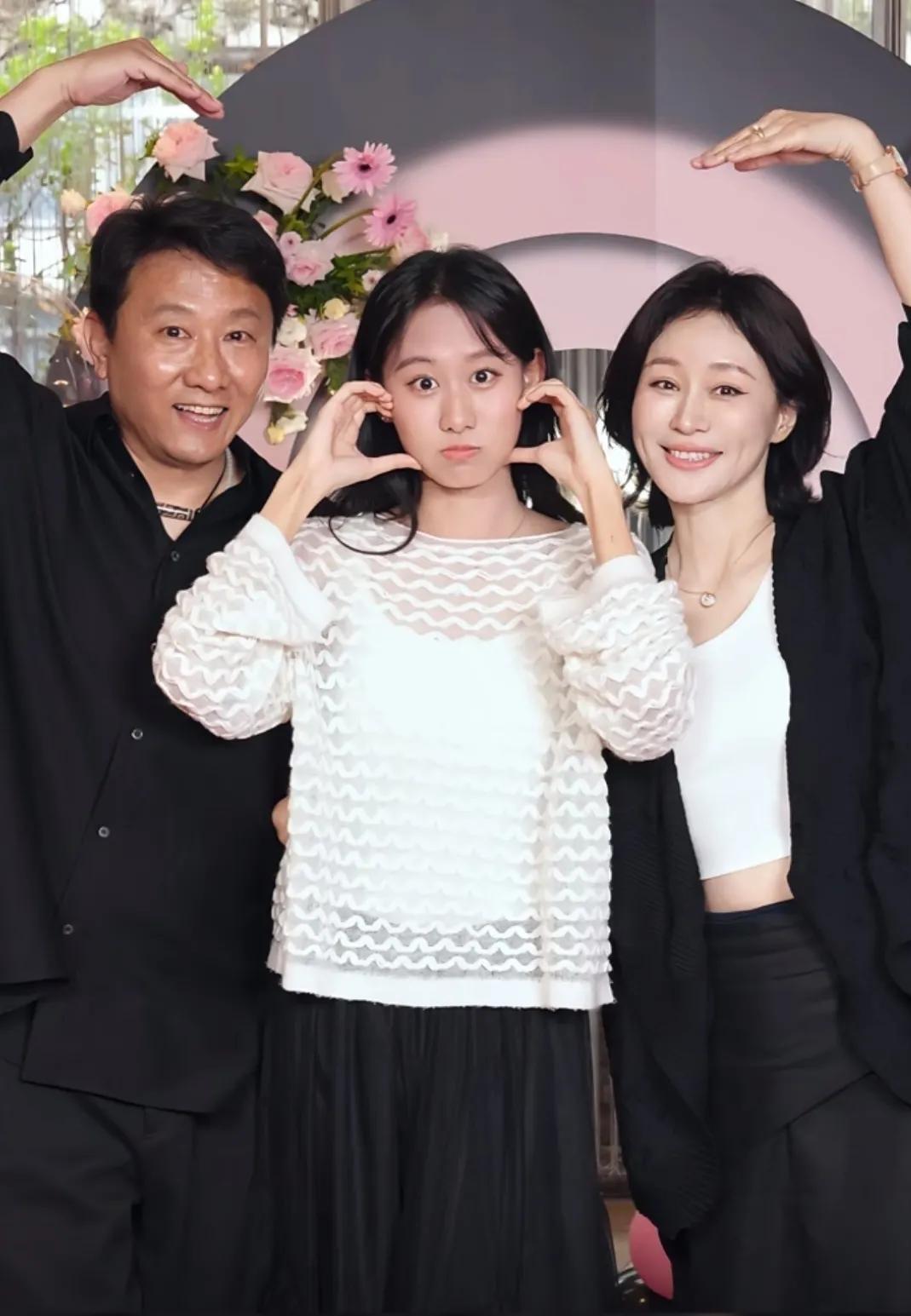演员杨雨婷房子斌搬离出租屋，为女儿高考租了三年的房子，陪考伴读，全家依依不舍，女