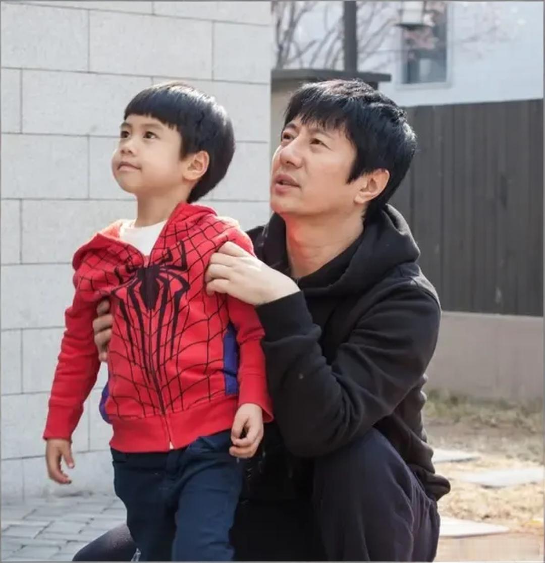 主持人问郑钧:“你42岁才生儿子，算是老年得子，是不是特激动？”郑钧气呼呼地说: