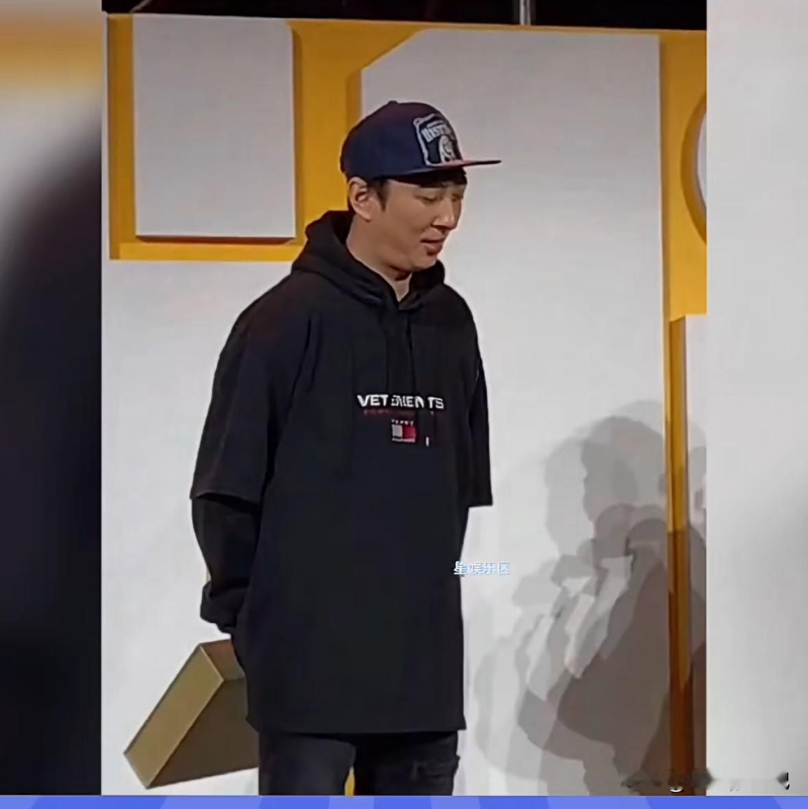 都说女孩子有福气就会像爸爸，这个闪闪看不出来像谁，如果真要像王撕葱，一定能非常好