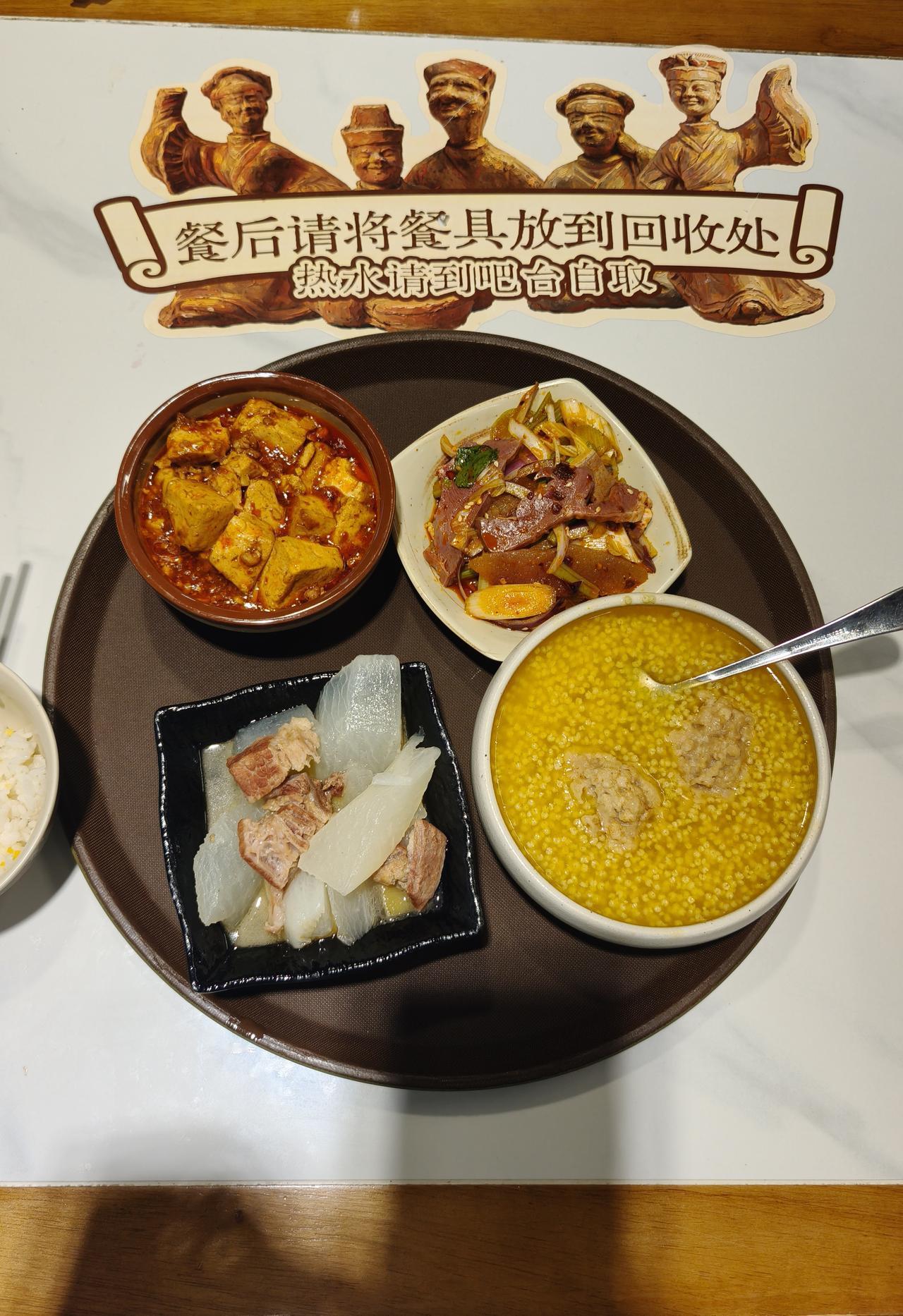 四川博物院的社区食堂超火，把社区食堂开在博物院里，只有大四川才有这样的大手笔。食