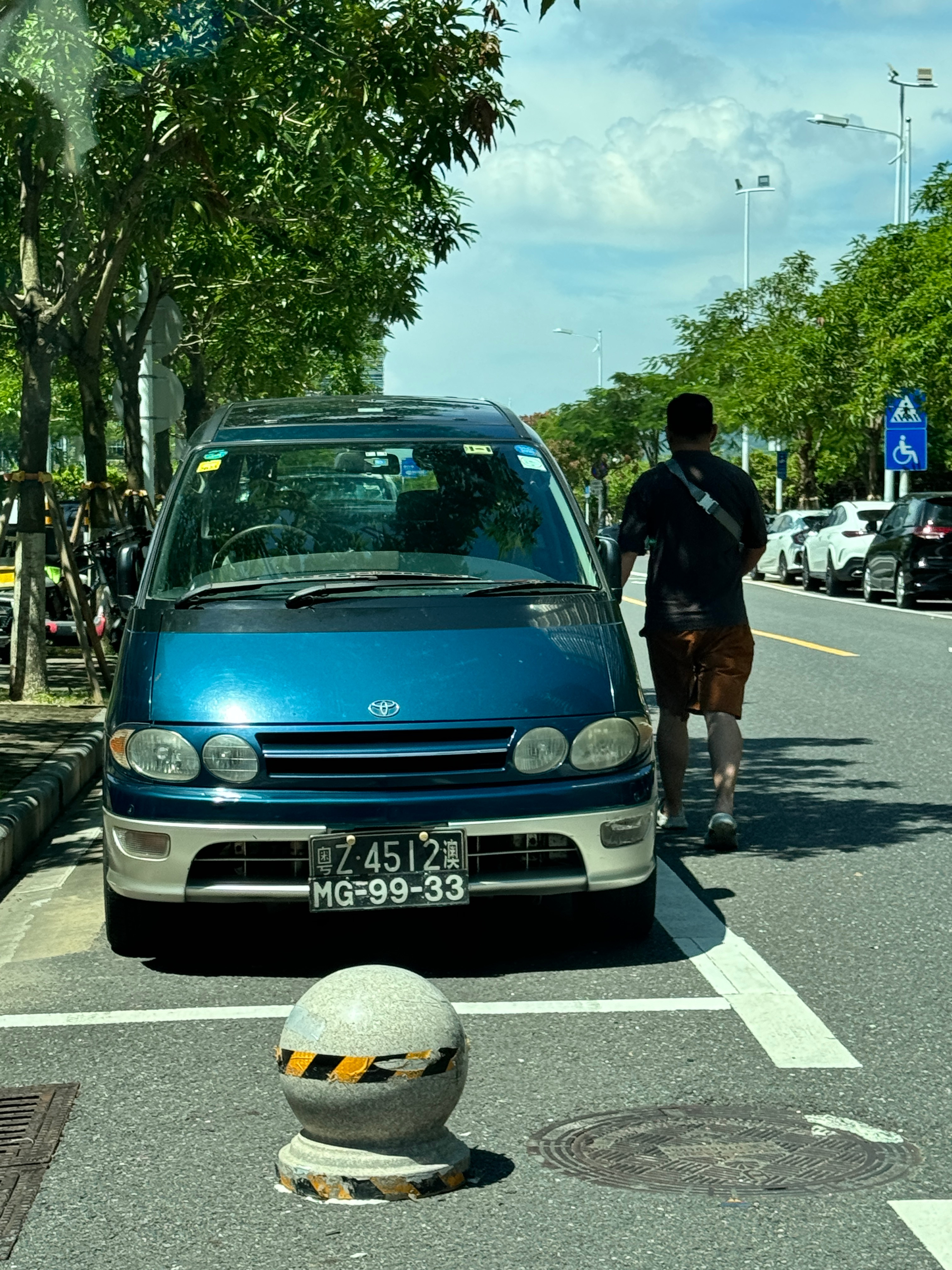 日系的MPV初代丰田大霸王，丰田普瑞维亚，子弹头车型。这是初代MEGA嘛[二哈]