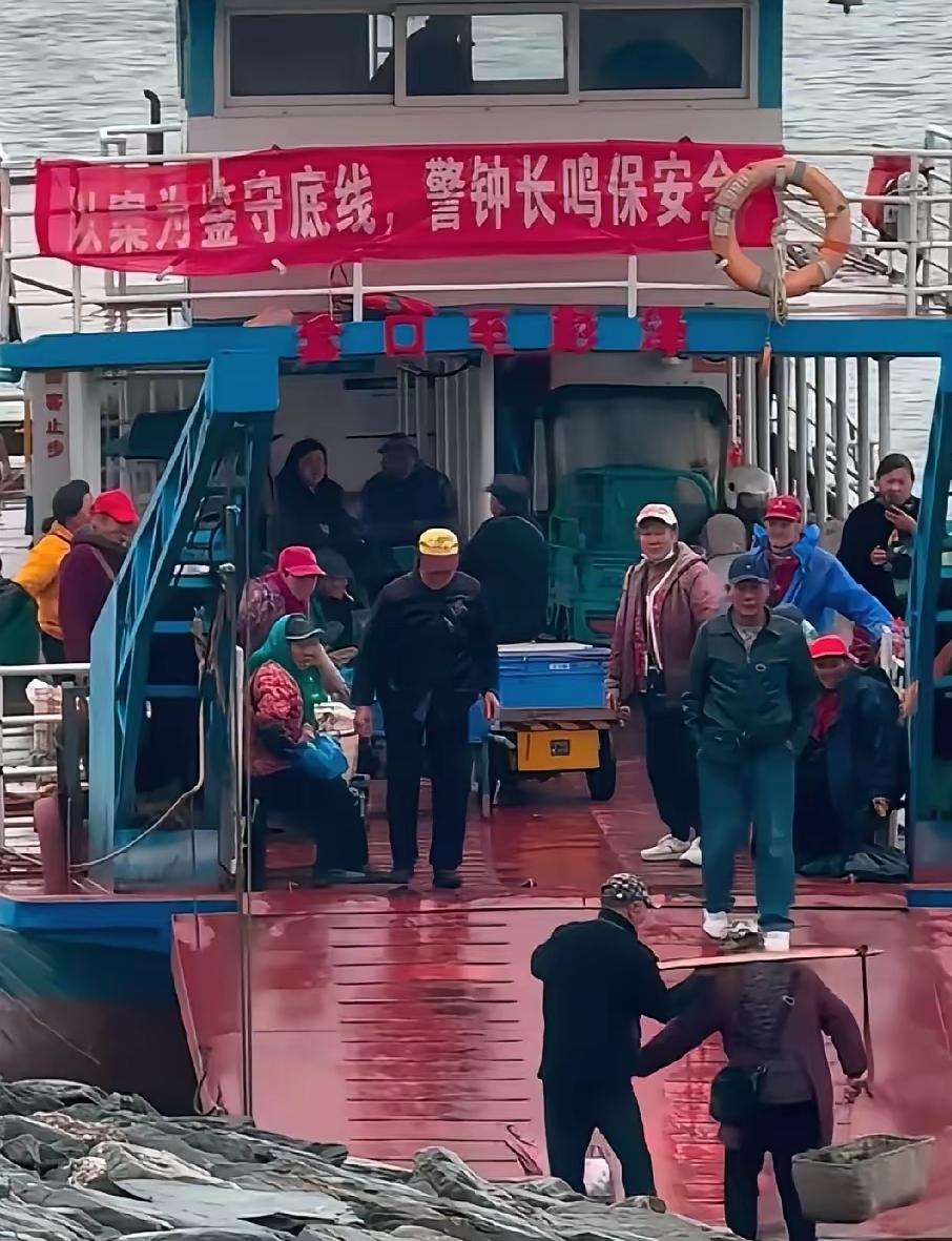 上人民日报、央视新闻了！
近日，江西一位84岁老奶奶，挑着几十斤菜，步履蹒跚的赶