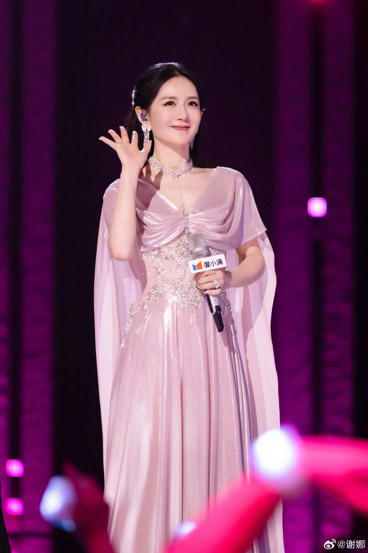谢娜三公第二场粉闪造型谢娜粉粉闪闪乘风见证人 谁懂啊！谢娜这套粉粉闪闪的造型直接