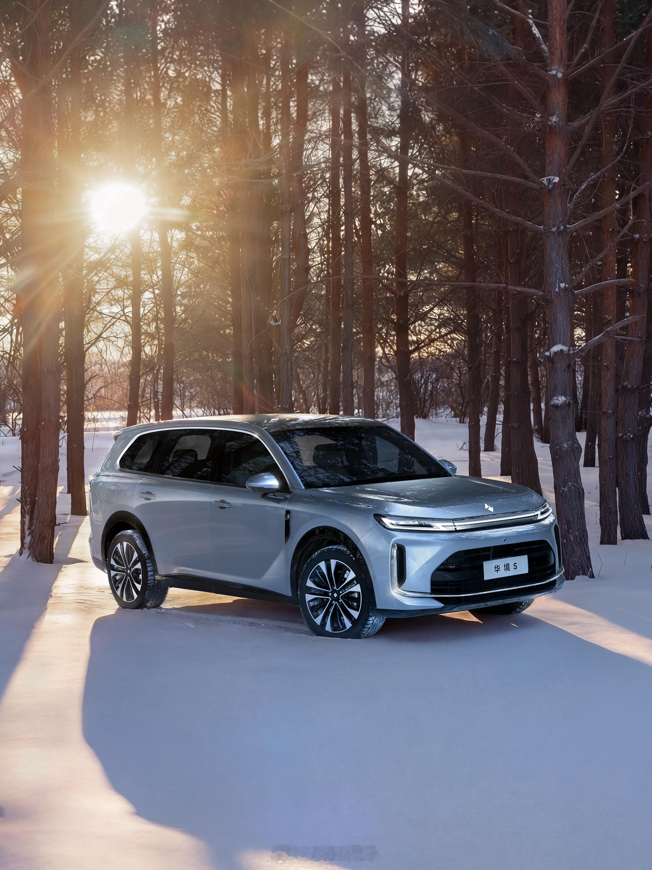 华驭冰雪，境展新篇华为乾崑科技旗舰大六座——华境S以冰雪淬炼，迎极境挑战华境S 