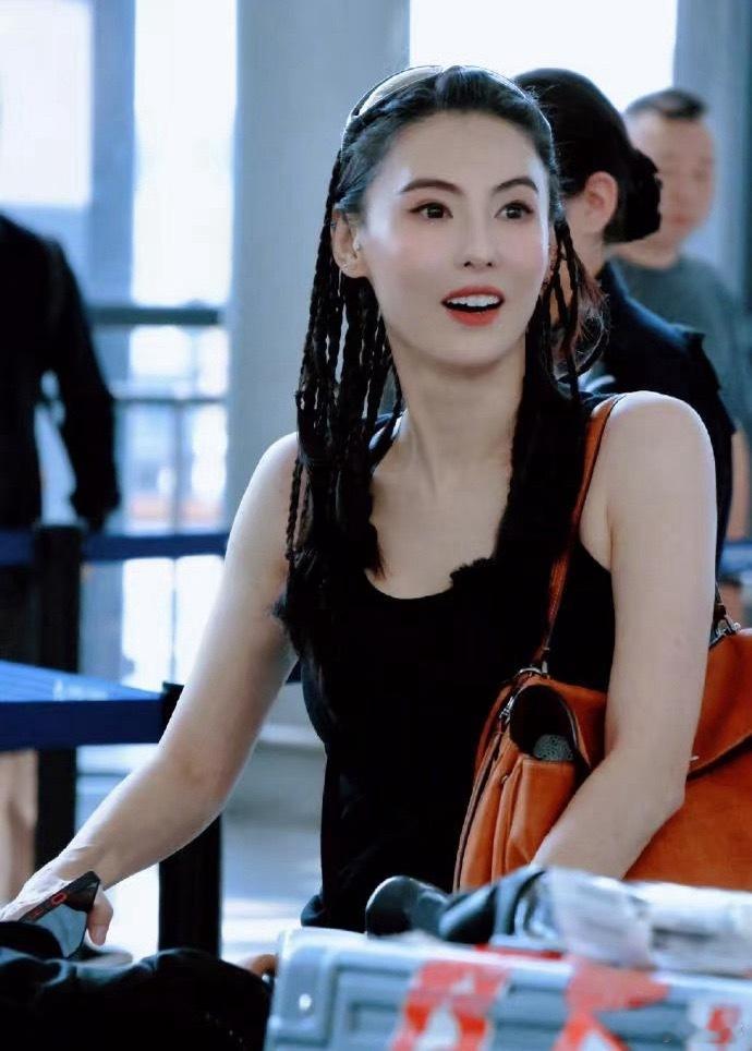 张柏芝圈内人缘 张柏芝圈内口碑别人开演唱会请嘉宾靠公司摇人，张柏芝的嘉宾名单靠朋