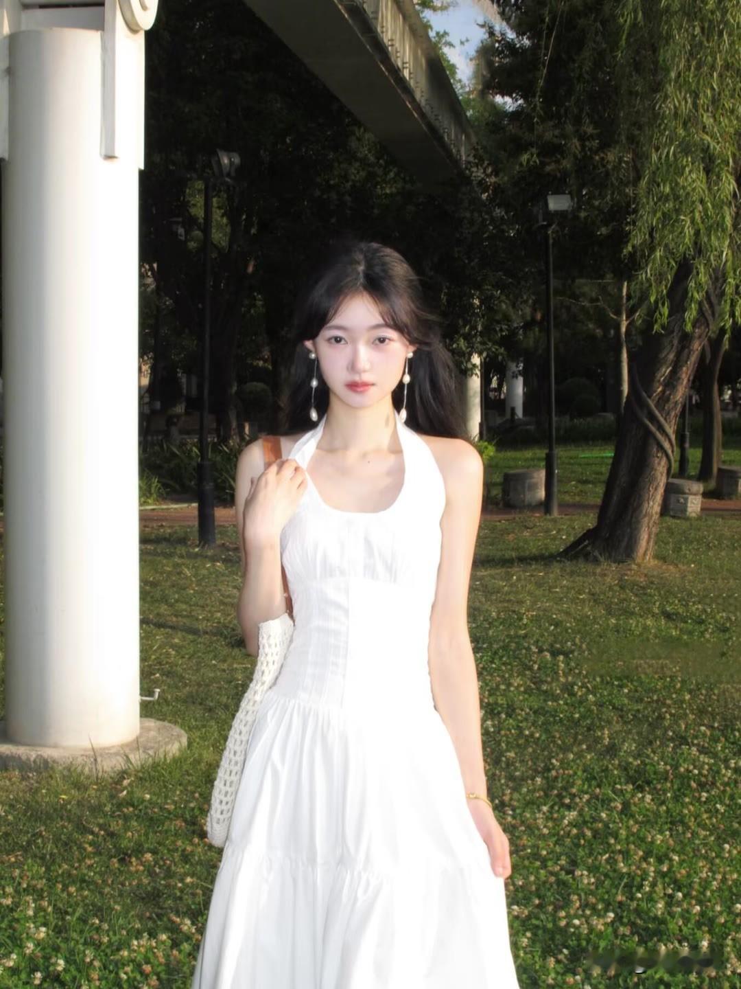 白衣飘飘，绿树成荫，这场景就像一幅绝美的画卷。记得大学时，校园里的林荫道两旁全是