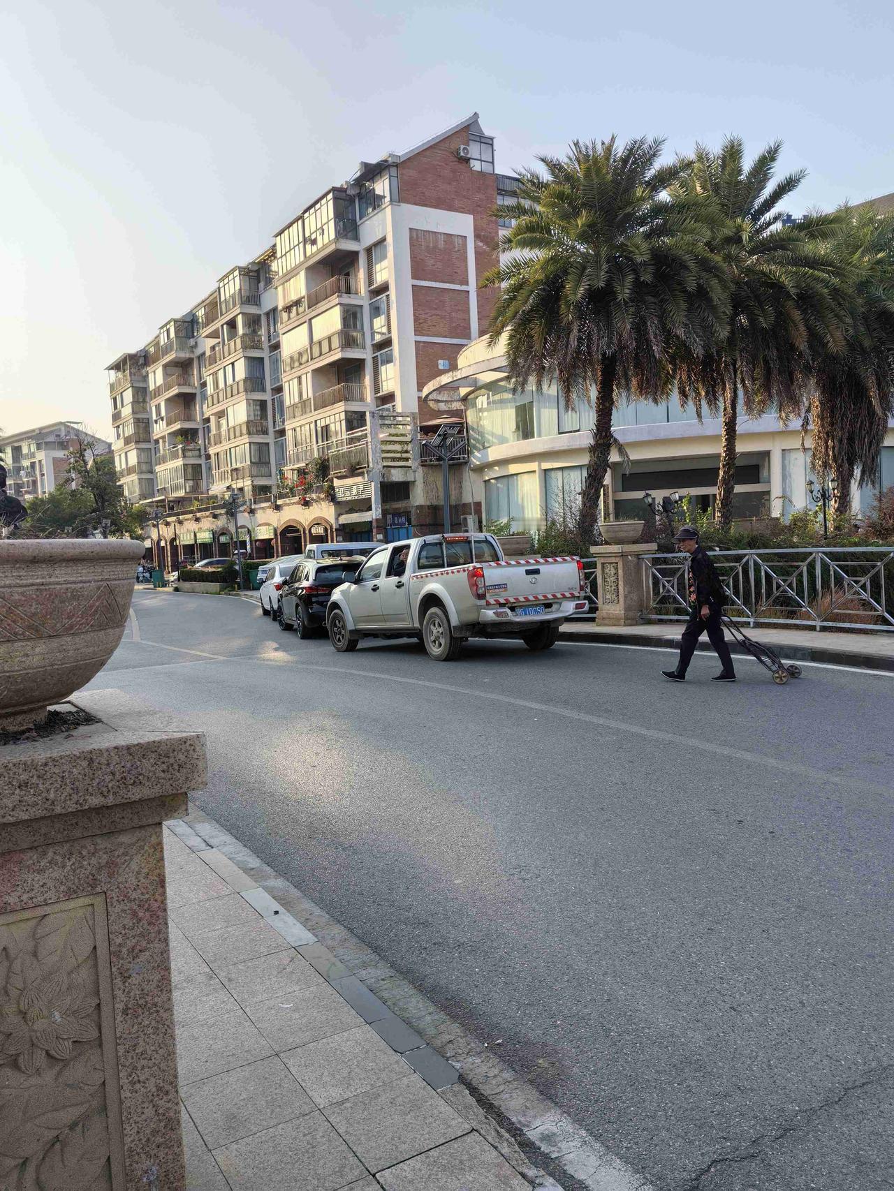 带定位晒今日生活 今天心情轻松愉快，外面阳光正好，是个大晴天！我出门溜达了一圈，