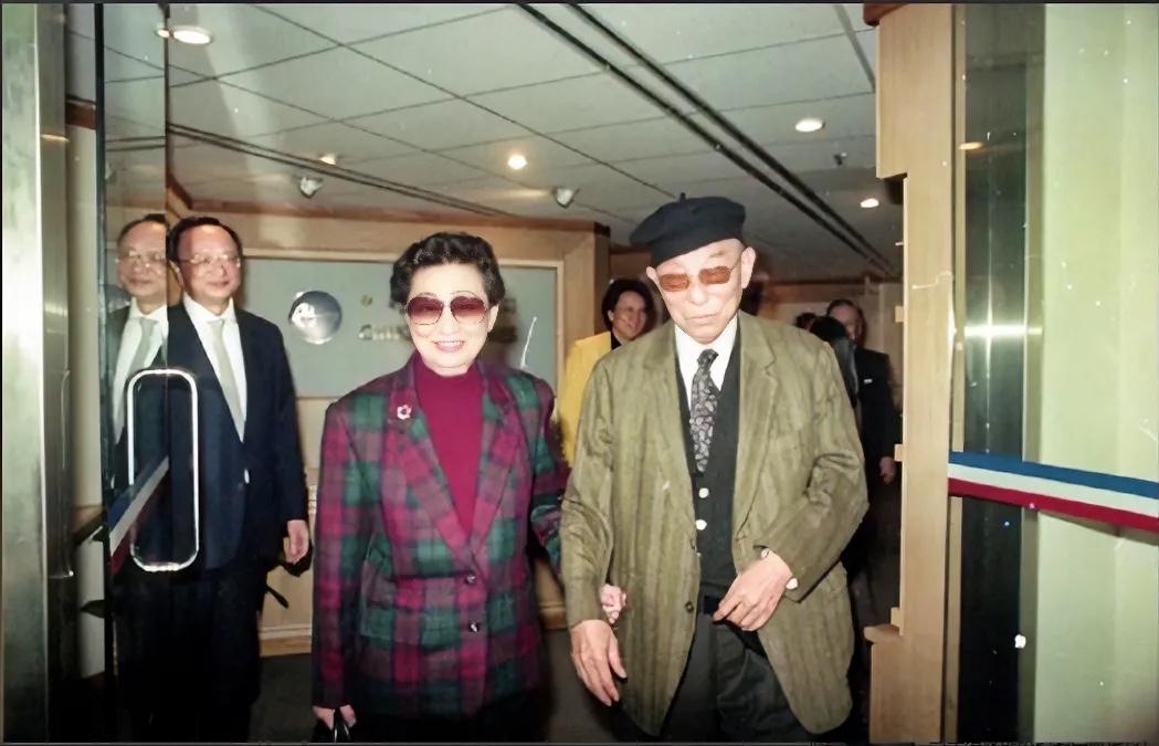 1993年，张学良和赵一荻准备正式前往夏威夷定居时的留影，两位老人手挽着手，脸上