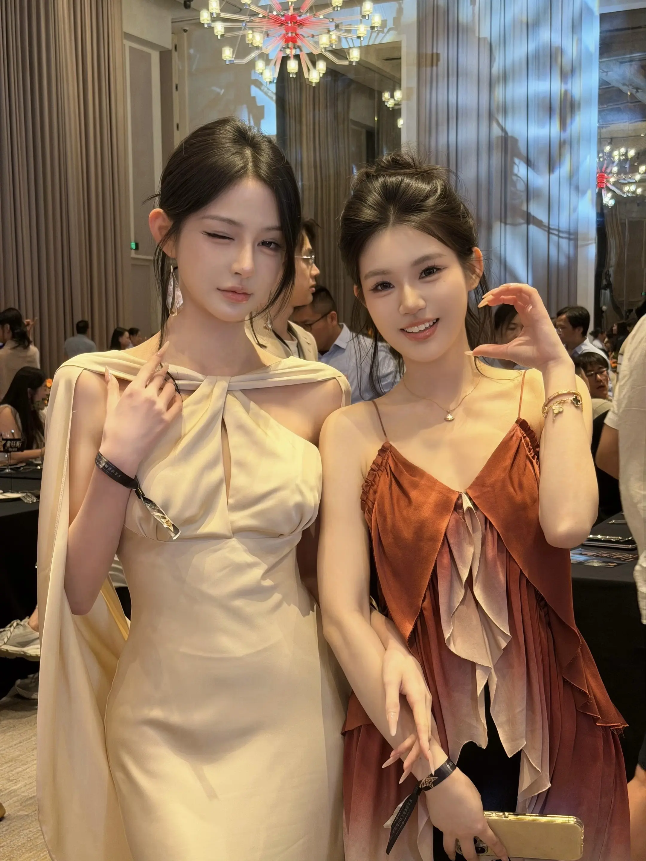 见到好多闪闪发光的人 继续大步向前走吧！