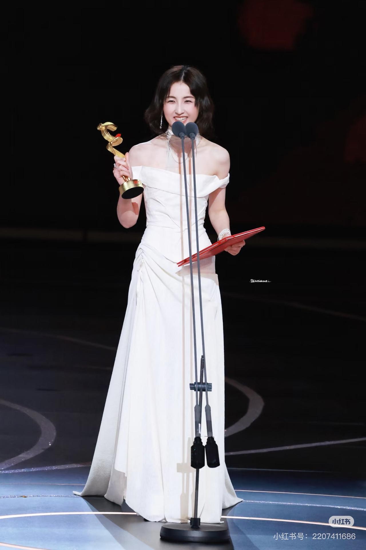 张子枫能有什么坏心思呢？她只是想穿得温柔清雅些罢了。 米白色挂脖裙是定制的，褶皱