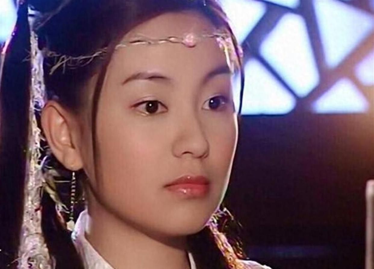 小昭陈秀丽晒家庭合影，富豪丈夫风度翩翩，双胞胎女儿貌美如花。 ​​​