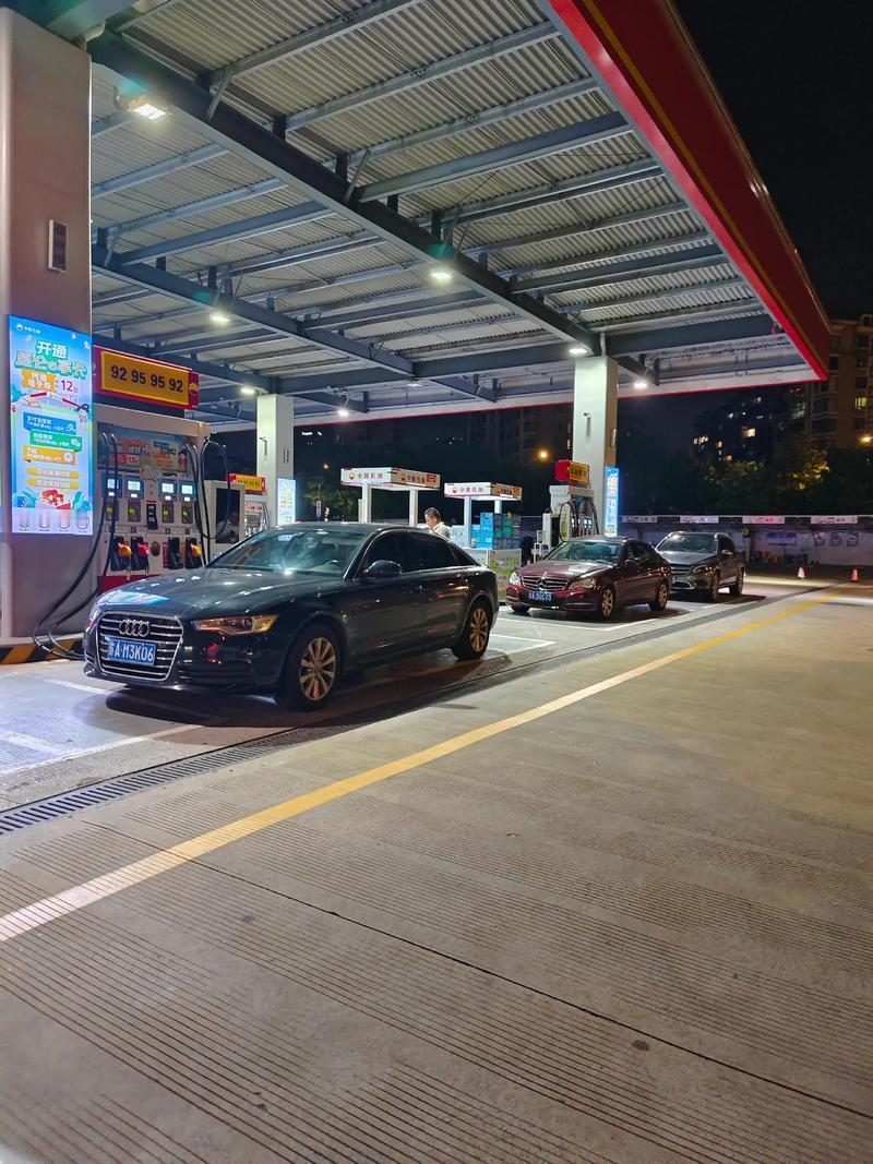 油价一直飙升，该不该油车换电车