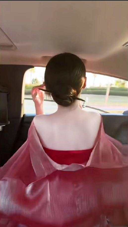 手机的美颜功能害人不浅。很多女生用美颜相机自拍，在强大的美颜功能面前，长相很普通