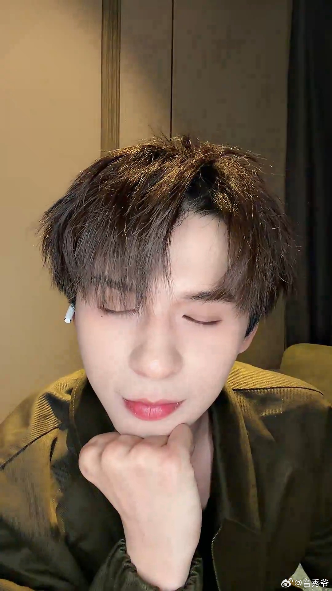 何浩楠直播 刚蹲完何浩楠直播，帅之萌之的帅哥本人太圈粉，北京音乐节见，狠狠期待舞