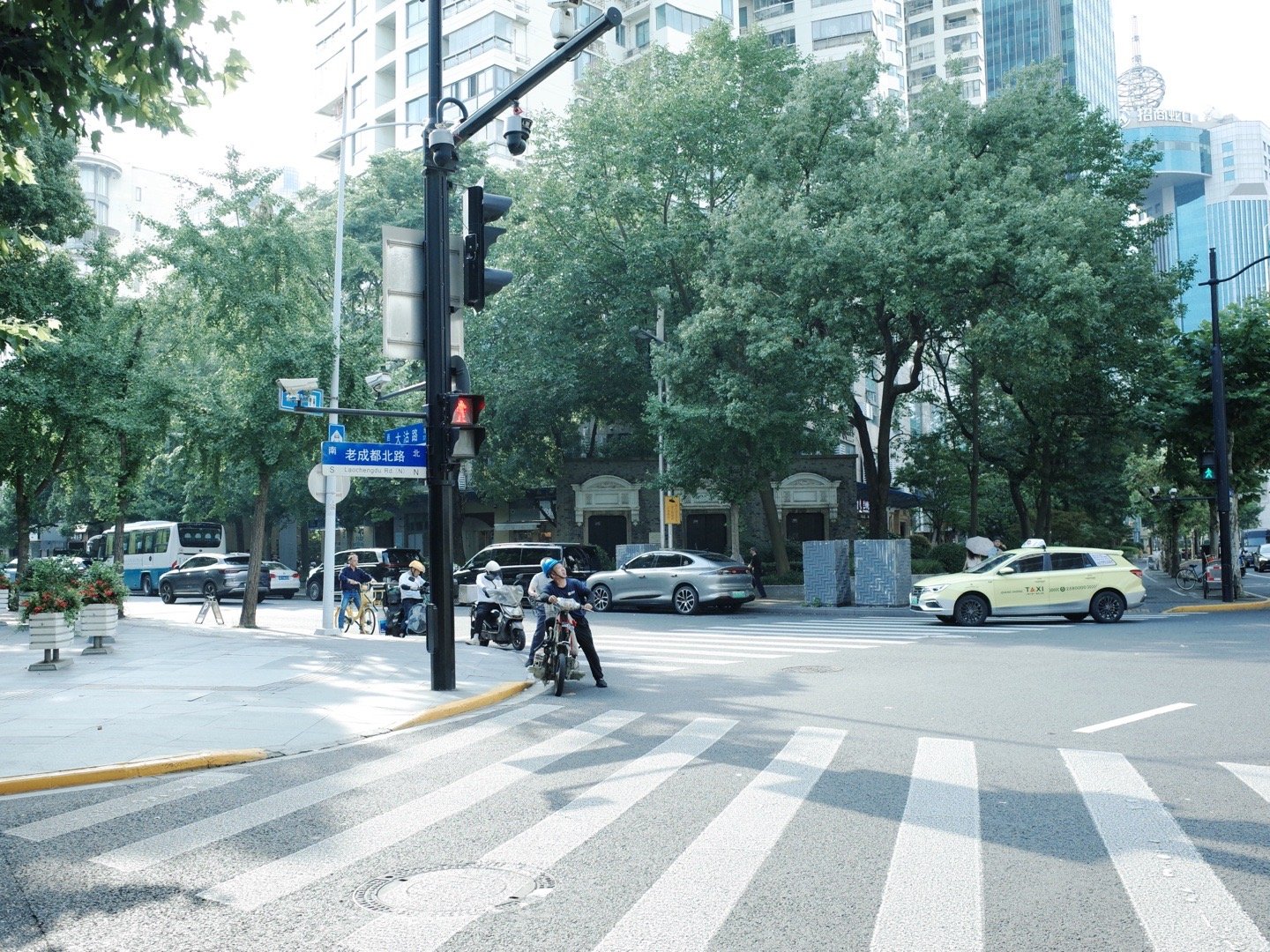 下了一场小雨，气温降了一点。想到每年夏天都是猝不及防地被高温封印在家里，糊里糊涂