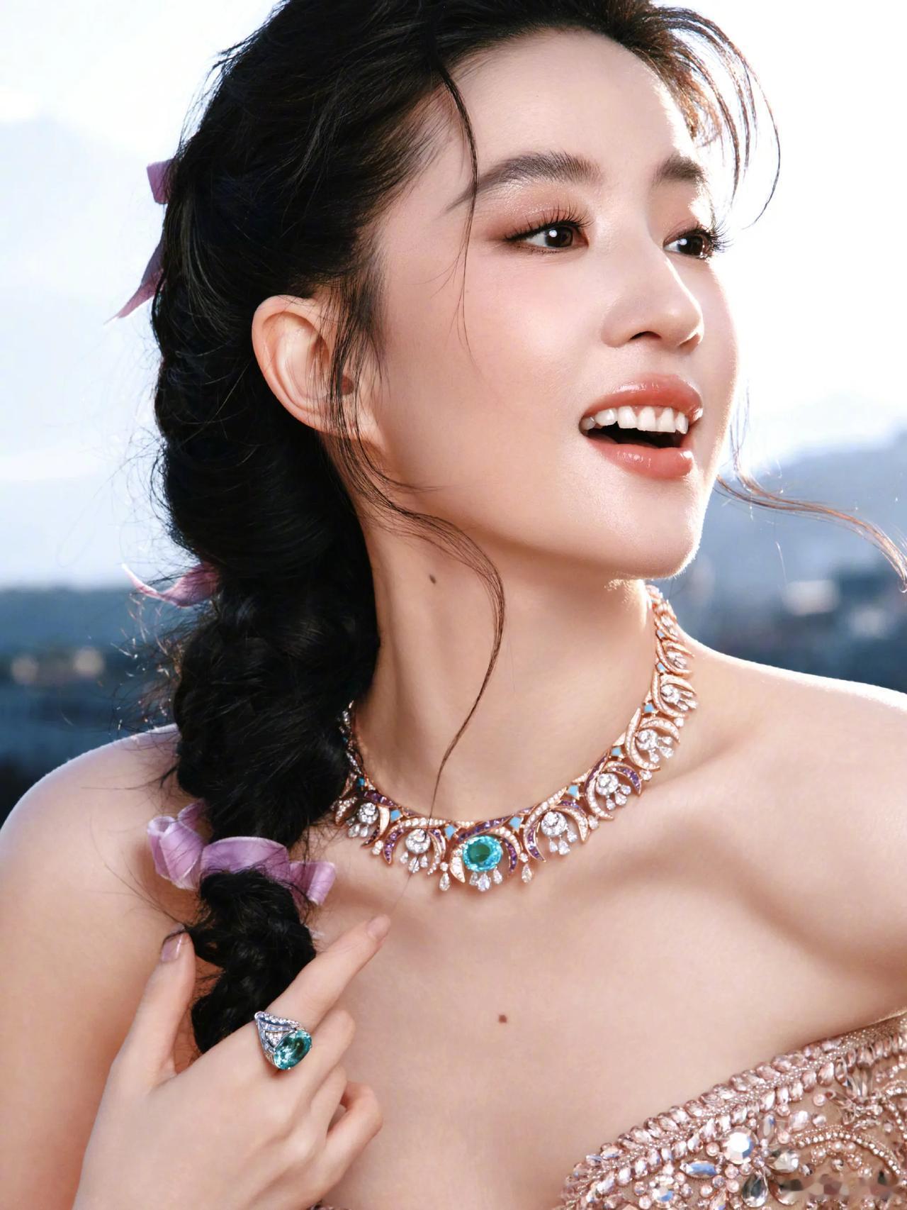 西西里的宝格丽女王 刘亦菲[心]
刘亦菲 娱乐