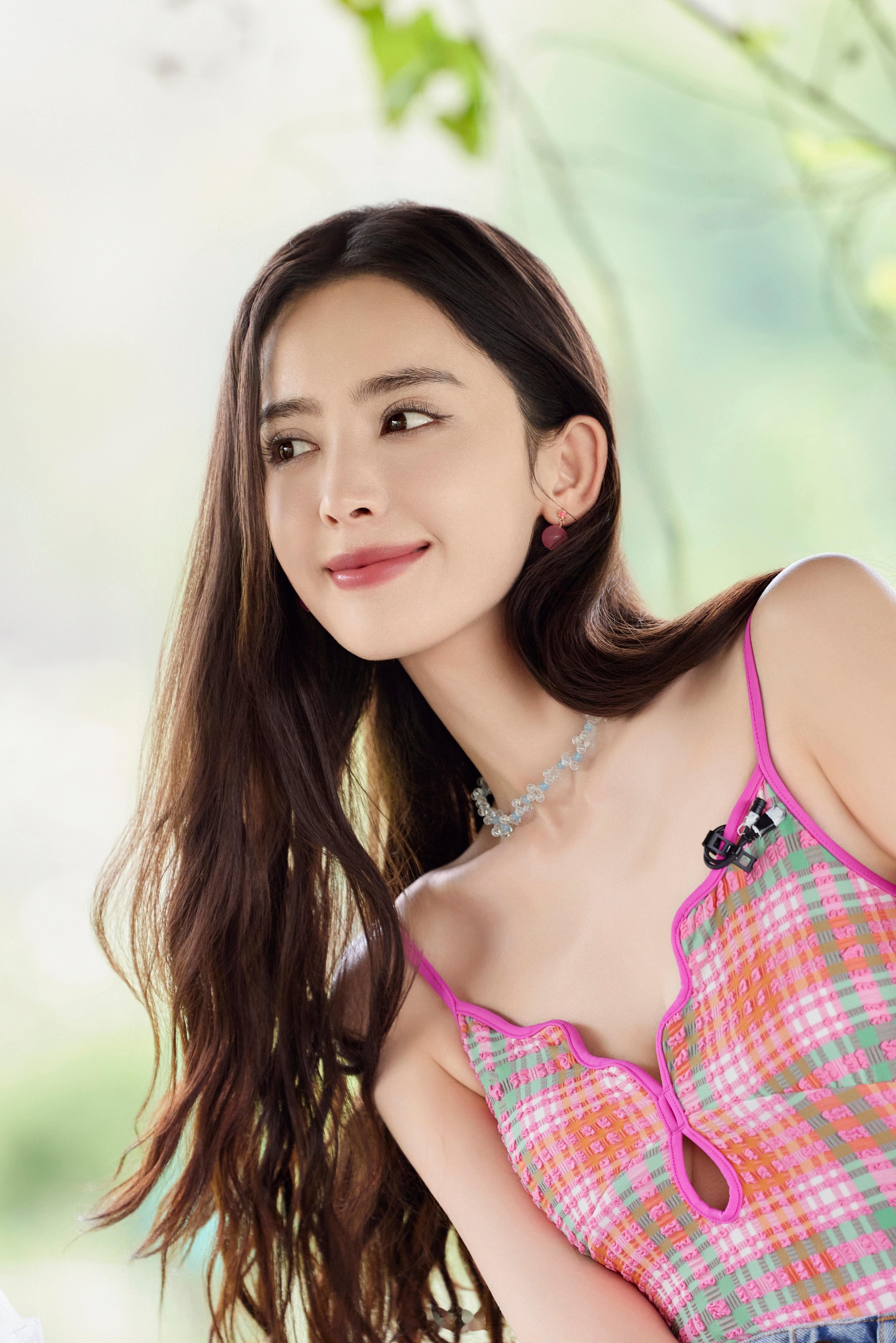 送达一组古力娜扎美照 夏日炎炎，娜式穿搭再上新！亮色吊带泳装+舒适休闲短裤+纯白