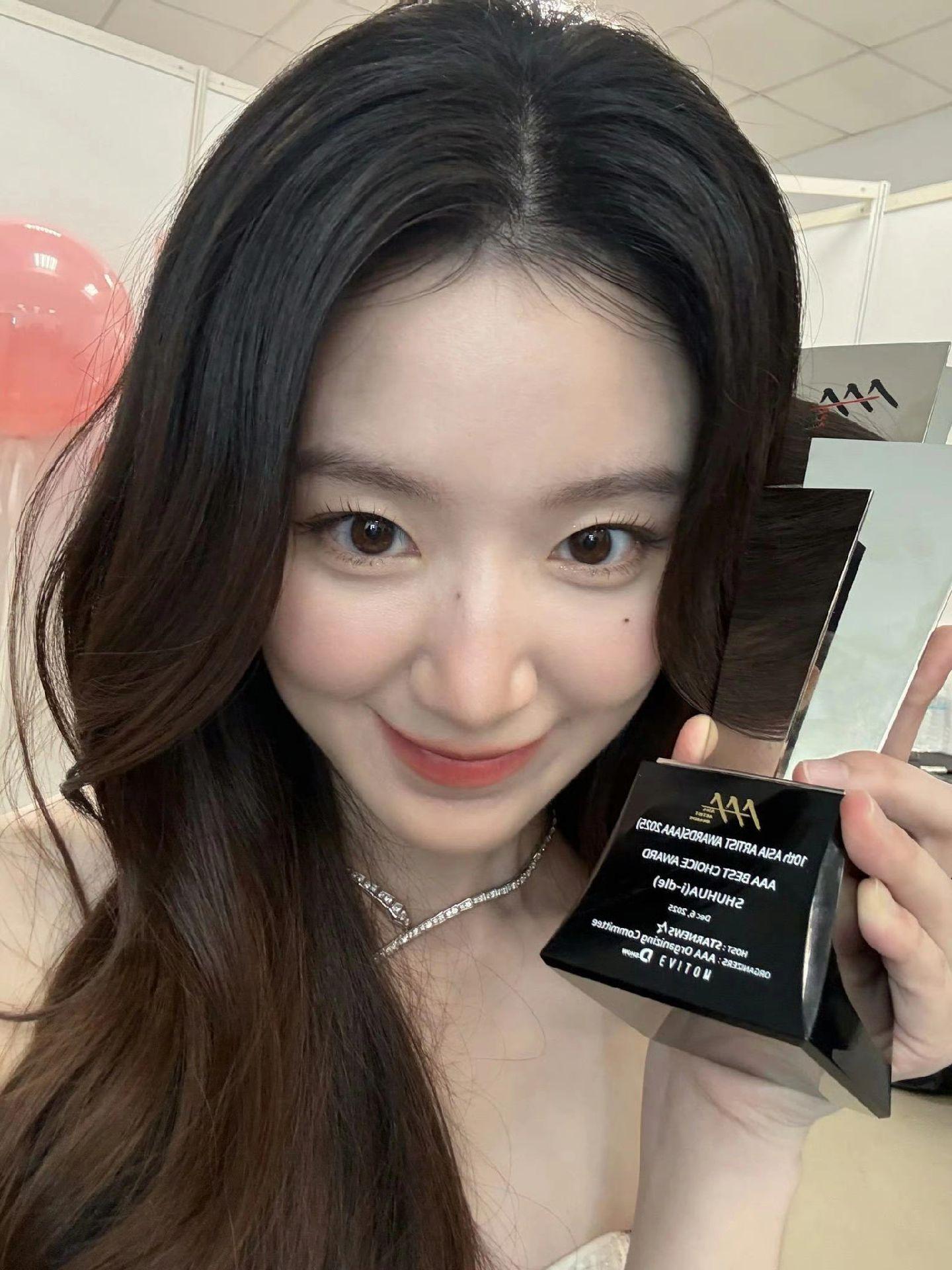 251206 官推更新AAA颁奖典礼舒华相关图片  [📸] 2512...