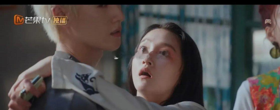 关晓彤、李昀锐主演的《耀眼》正式开播，不少观众评价剧集充满县城文学风格。画面滤镜