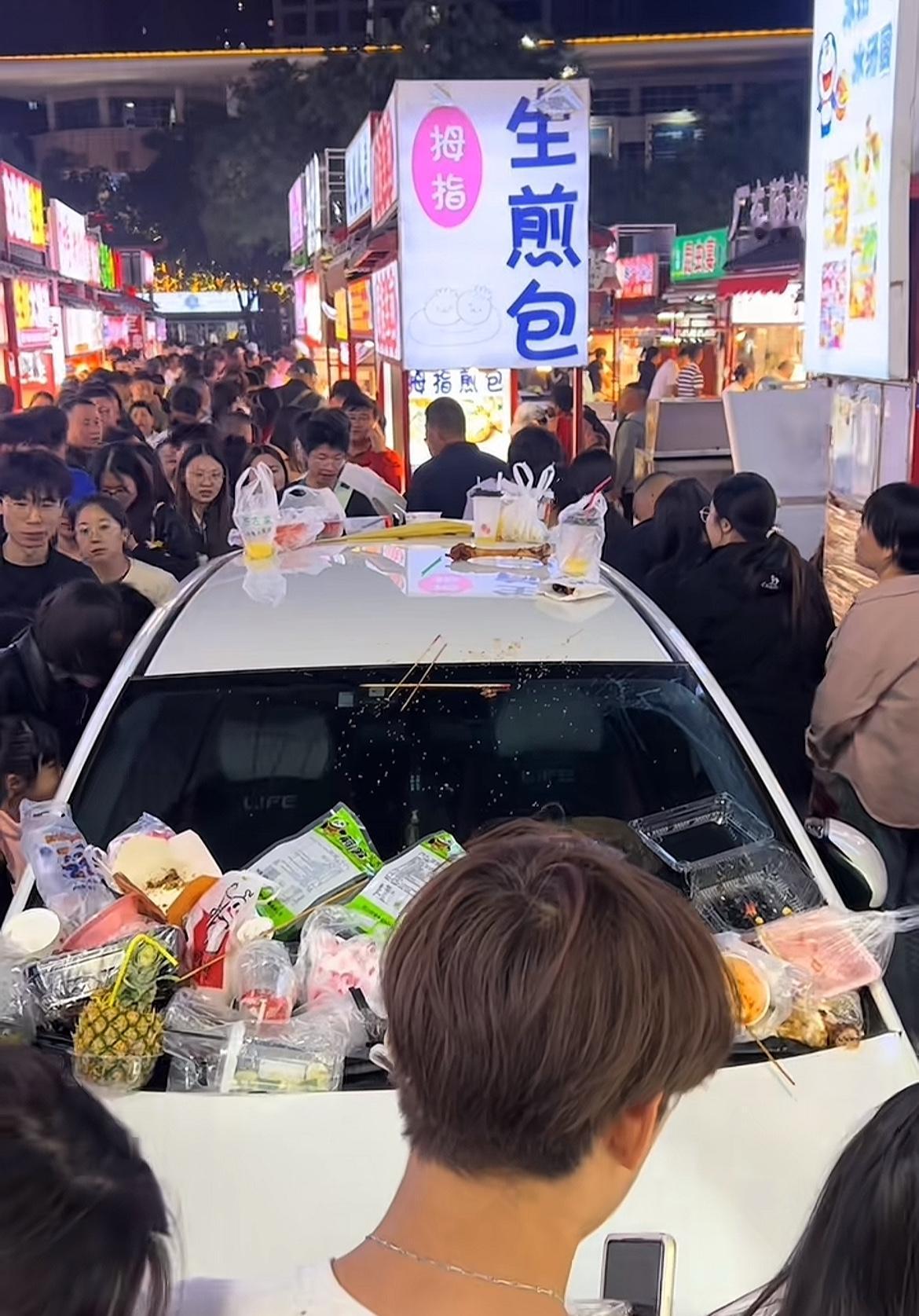五一最倒霉的车主恐怕就是他了吧…

看见几个视频，发生在河北某地夜市上，一辆飞度