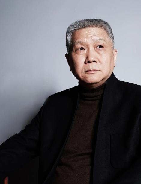 1998年，72岁的抗战老兵马丹林躺在病床上，浑身插满了管子。而他身价100亿的