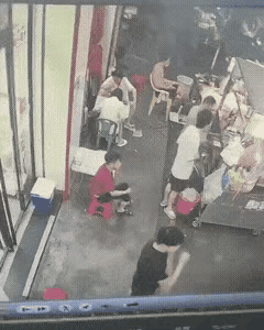 客观实事求是地讲，这小子出手的确是无礼，但这个女人回击的却是违法行为！理由是没有