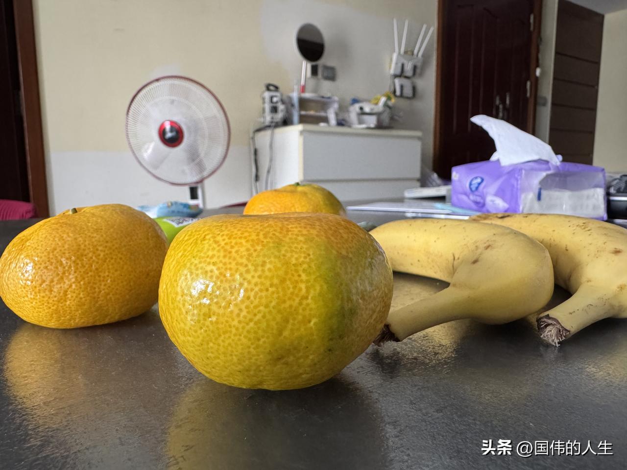 昨天就约了女儿今天来家里吃饭。
其实我觉得养女儿也真不容易，从小在外面读书，长大