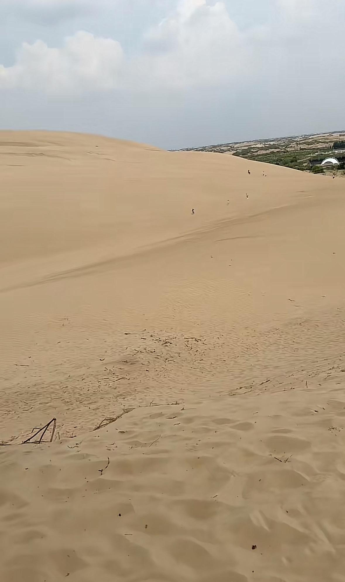 “真是做生意的料！”内蒙古，一男子到沙漠旅游时，突然感到口渴，就在男子受不了之际