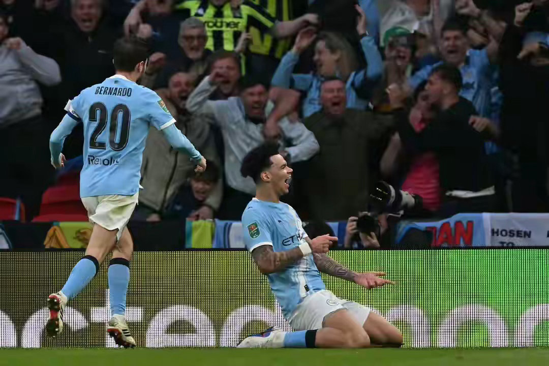 4分钟双响+门将失误！曼城2-0零封阿森纳，斩获赛季首冠，联赛杯决赛定胜负⚽北京